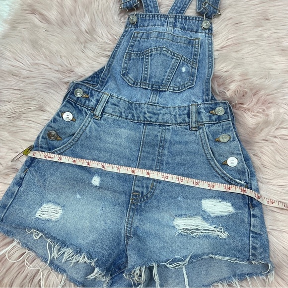 Divided size 2 jean short overalls with a distressed style - Picture 12 of 16